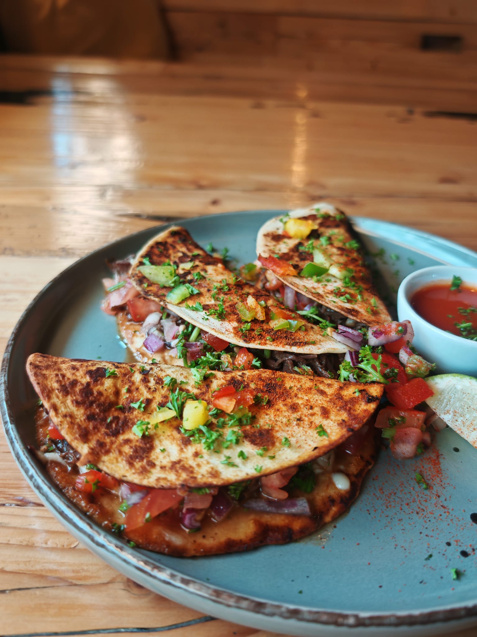 Quesadilla Schmex mit Salsa und Kräutern